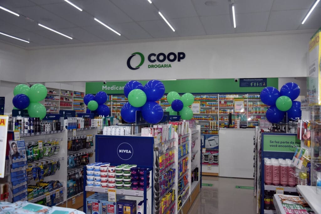 Rede de varejo colaborativo inaugura drogaria