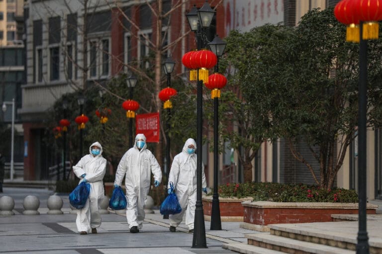 Laboratório de Wuhan volta a ser alvo de investigação sobre a origem da Covid-19
