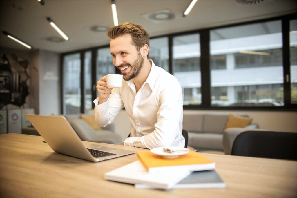 Qualidade de vida no trabalho e suas implicações sobre o desempenho e produtividade do colaborador