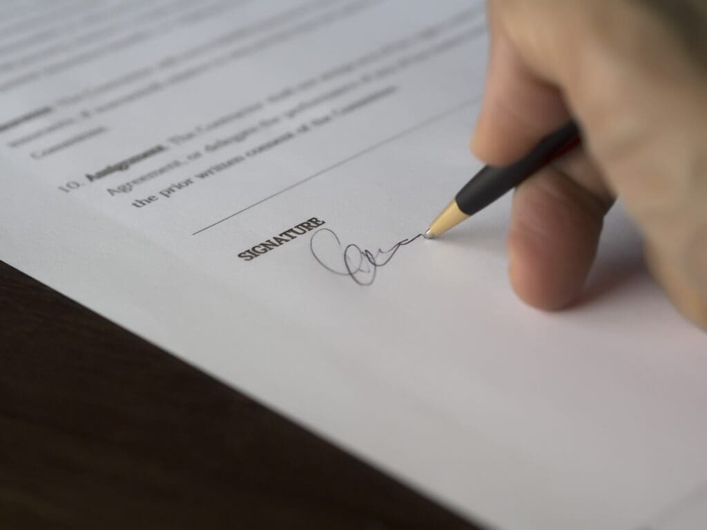 Especifidades dos contratos de consumo e empresariais para contratos de seguro de dados