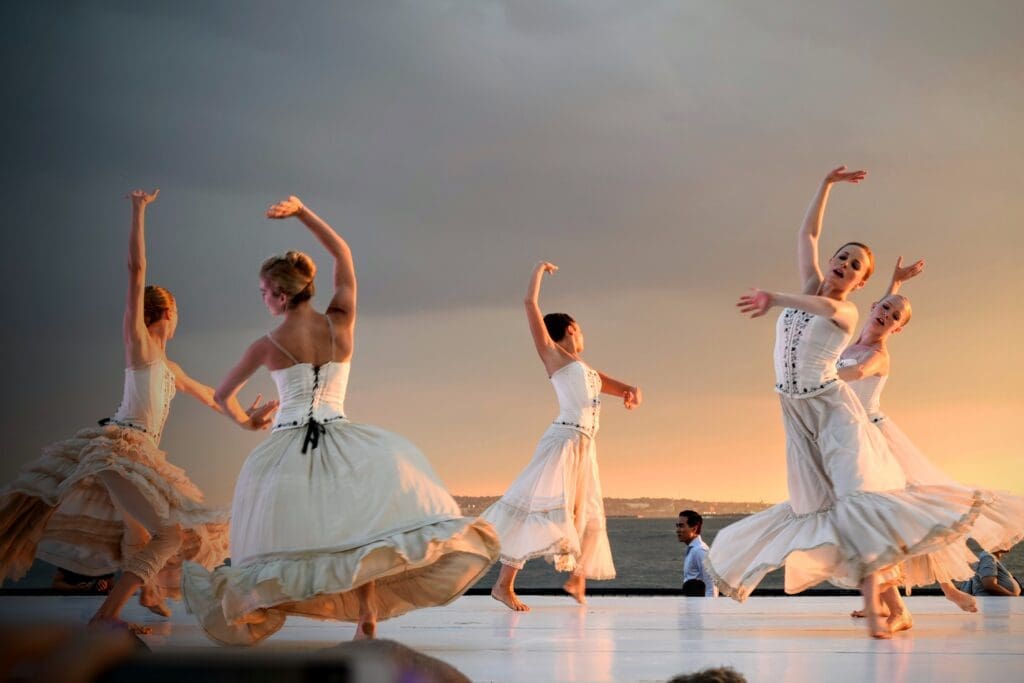 A dança como atividade rítmica e expressiva nas aulas de educaão física