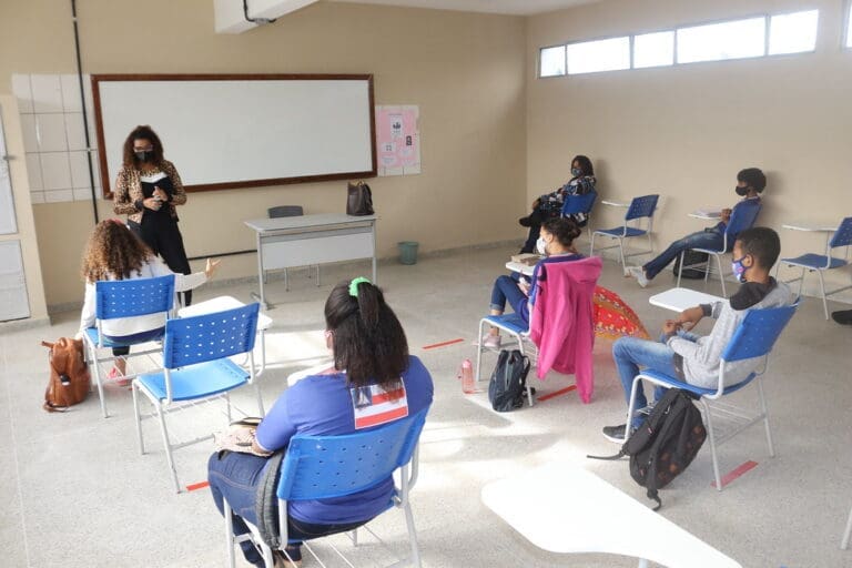 O ensino remoto no brasil em tempos de pandemia: Diálogos acerca da qualidade e do direito e acesso à educação.