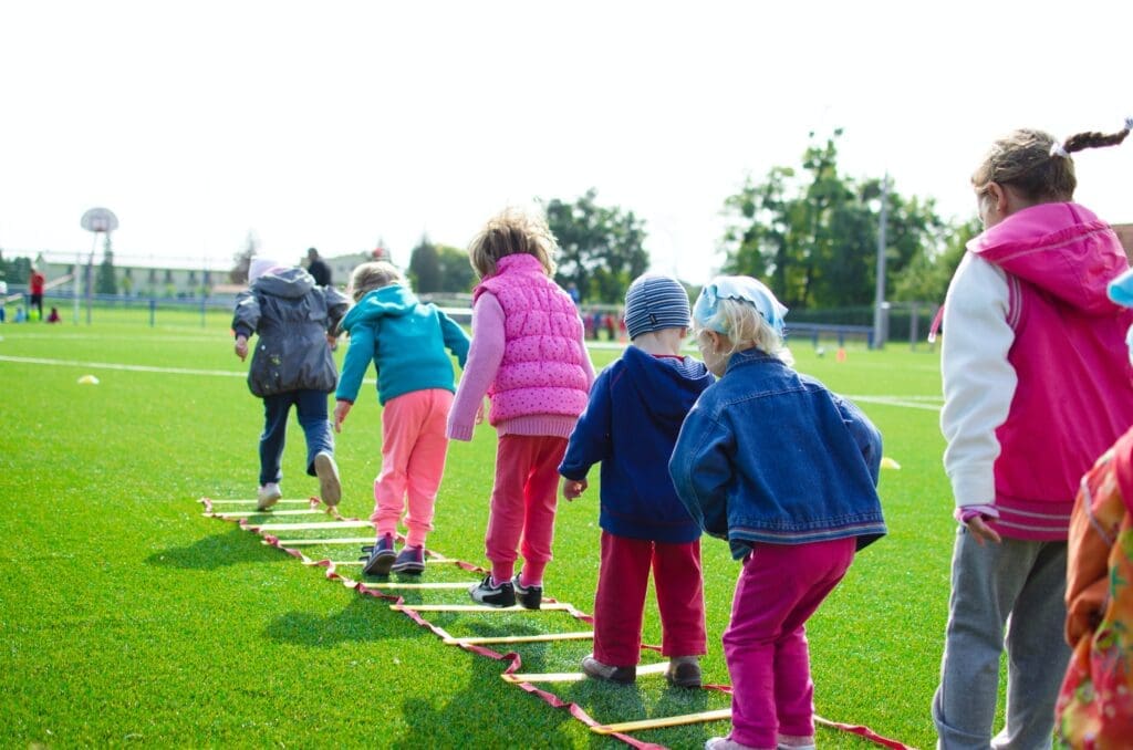 O lúdico, jogos e brincadeiras na educação física com crianças de 2 a 4 anos