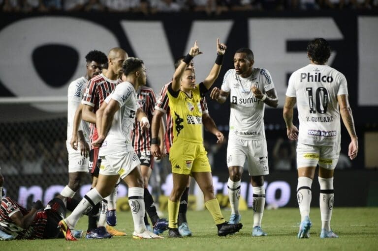 Essa é a arbitragem BR: mesma árbitra que teve erro reconhecido em 2021 contra São Paulo, erra de novo…