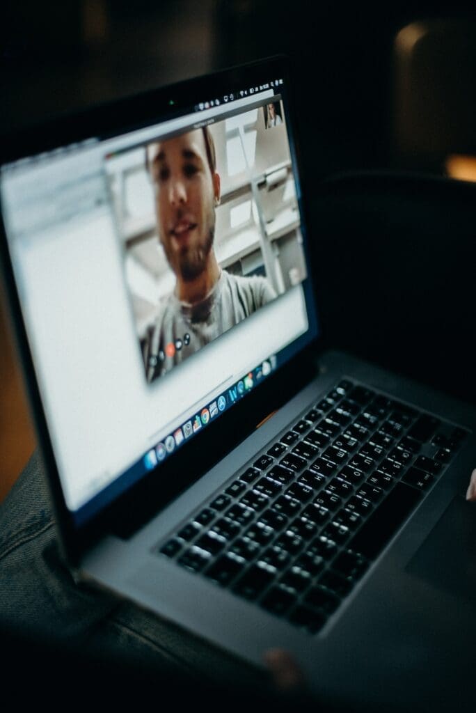 Zoom incrementa aulas onlines com novos recursos