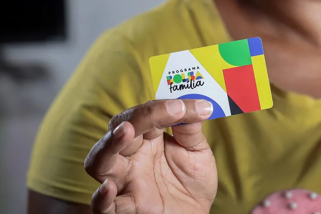 Debates sobre o Bolsa Família expõem tensões entre assistência social e dinâmica do mercado de trabalho