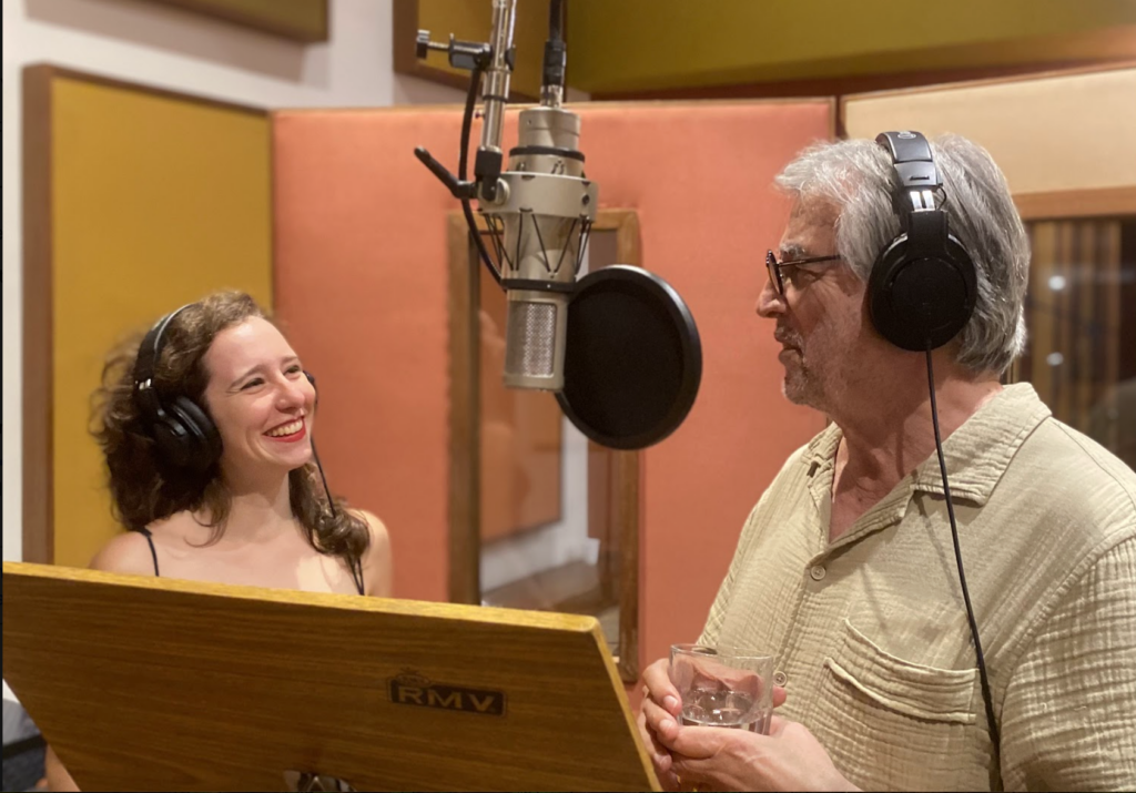 Julie Wein lança “Pianos e Canções” álbum que celebra o piano na canção brasileira