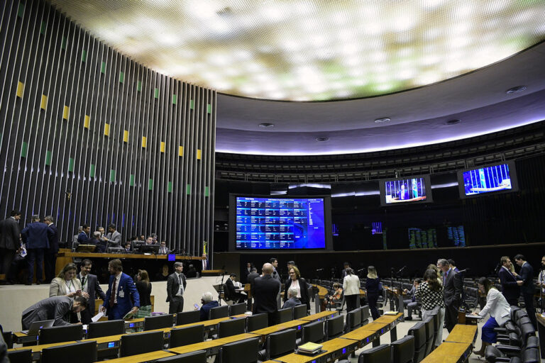 Câmara aprova fim da escala 6×1 e estabelece jornada máxima de 40 horas semanais