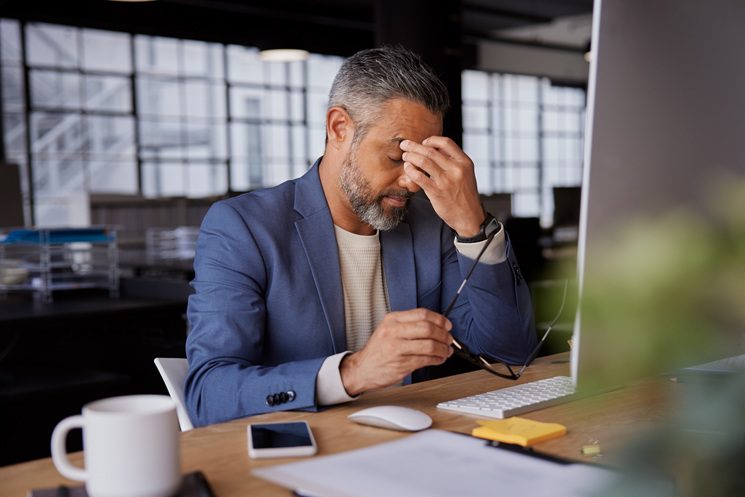 Mais da metade dos trabalhadores ansiosos não estão em tratamento, aponta pesquisa inédita