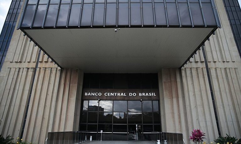 Copom reduz Selic para 14,25%, mas mercado vê alívio insuficiente diante de desafios fiscais