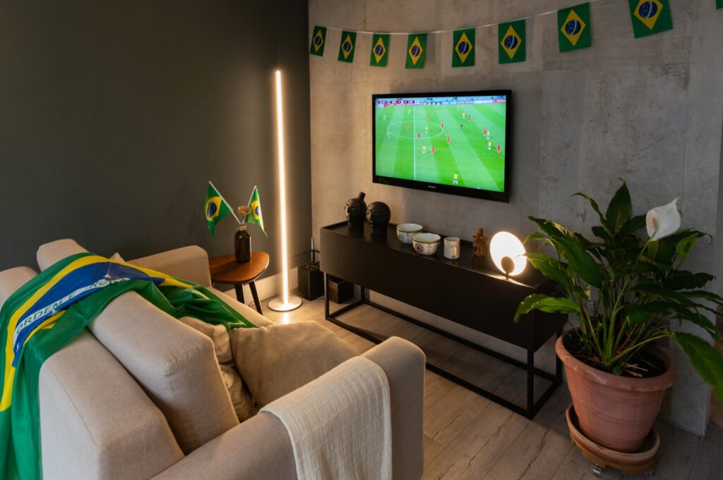 Em clima de Brasil: iluminação e décor para preparar a sala de TV para os jogos