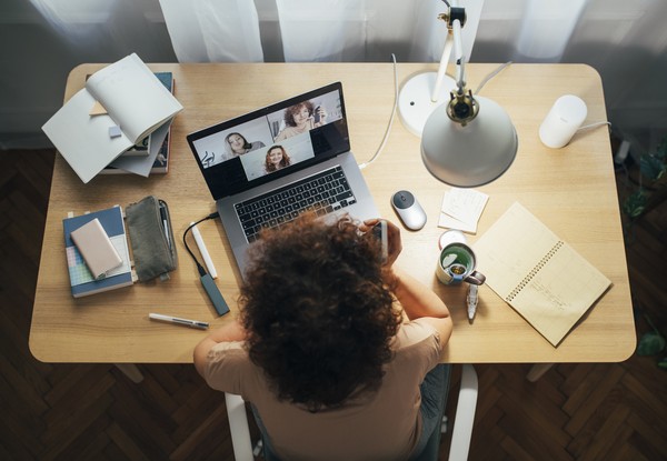 Trabalho freelancer avança no Brasil, mas 50% dos profissionais ainda entram no modelo por necessidade
