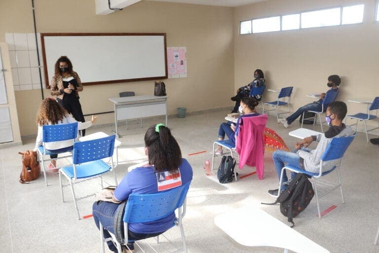 O ensino remoto no brasil em tempos de pandemia: Diálogos acerca da qualidade e do direito e acesso à educação.