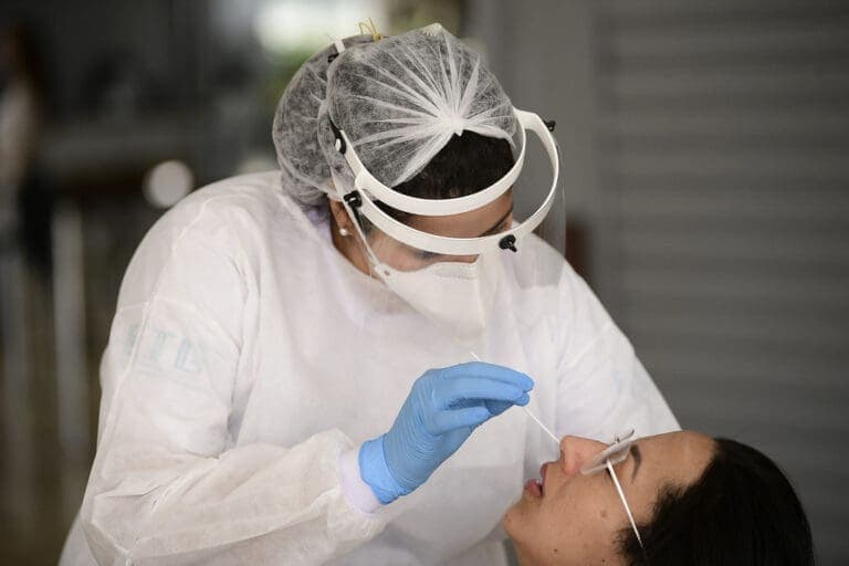 O direito à saúde: os médicos no enfrentamento da pandemia da covid-19.