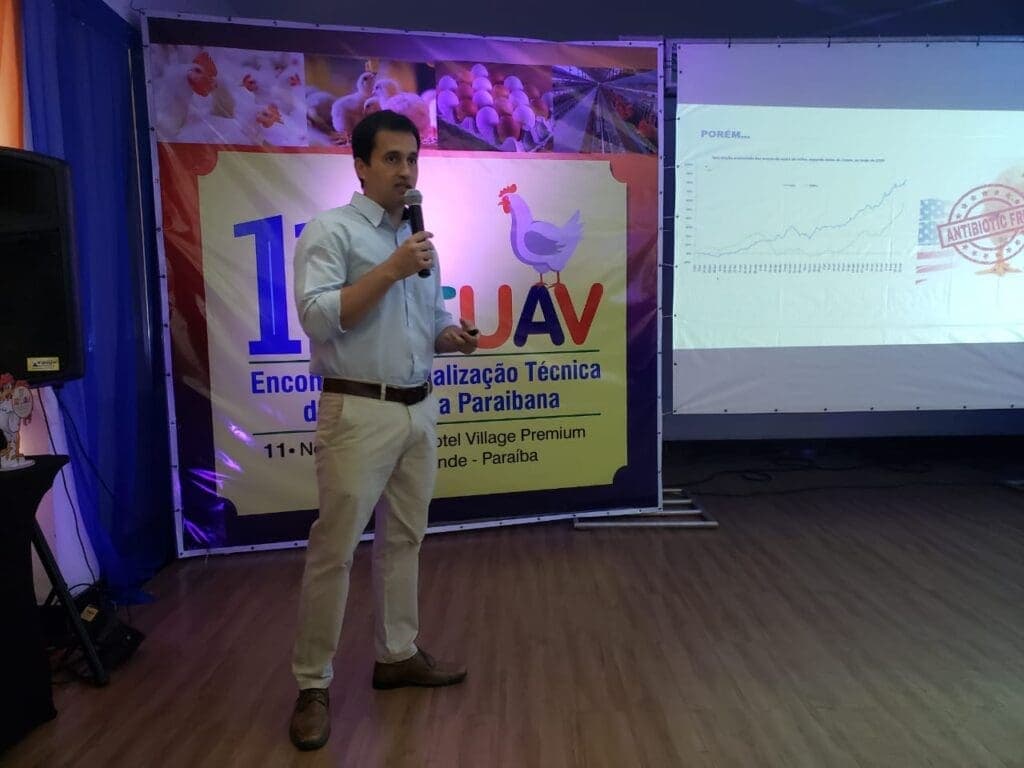 Saúde do fígado é essencial para manutenção da produtividade em frangos de corte, afirma especialista da MCassab no 11º Encontro de Atualização Técnica da Avicultura Paraibana (ATUAV)