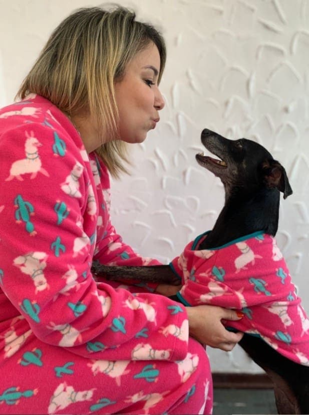 <strong>Cachorrinha adotada inspira empresária a investir na produção de roupas e acessórios para Pets</strong>