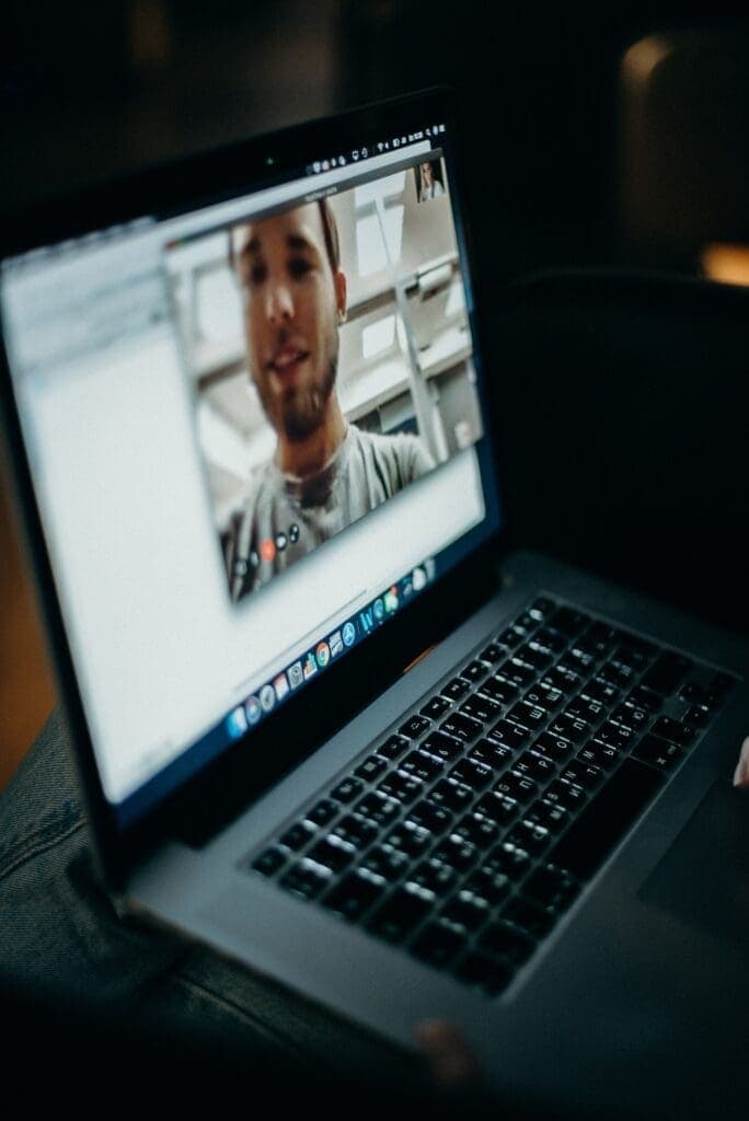 Zoom incrementa aulas onlines com novos recursos