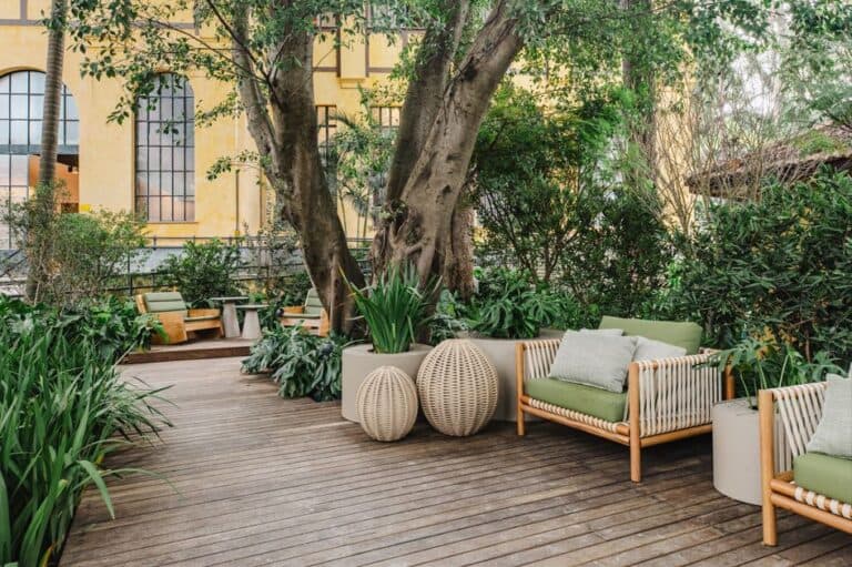 Na CASACOR São Paulo 2026, profissional Alexandre Galhego transforma a ideia de uma clareira natural em espaço de contemplação e permanência