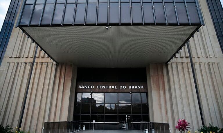 Copom reduz Selic para 14,25%, mas mercado vê alívio insuficiente diante de desafios fiscais