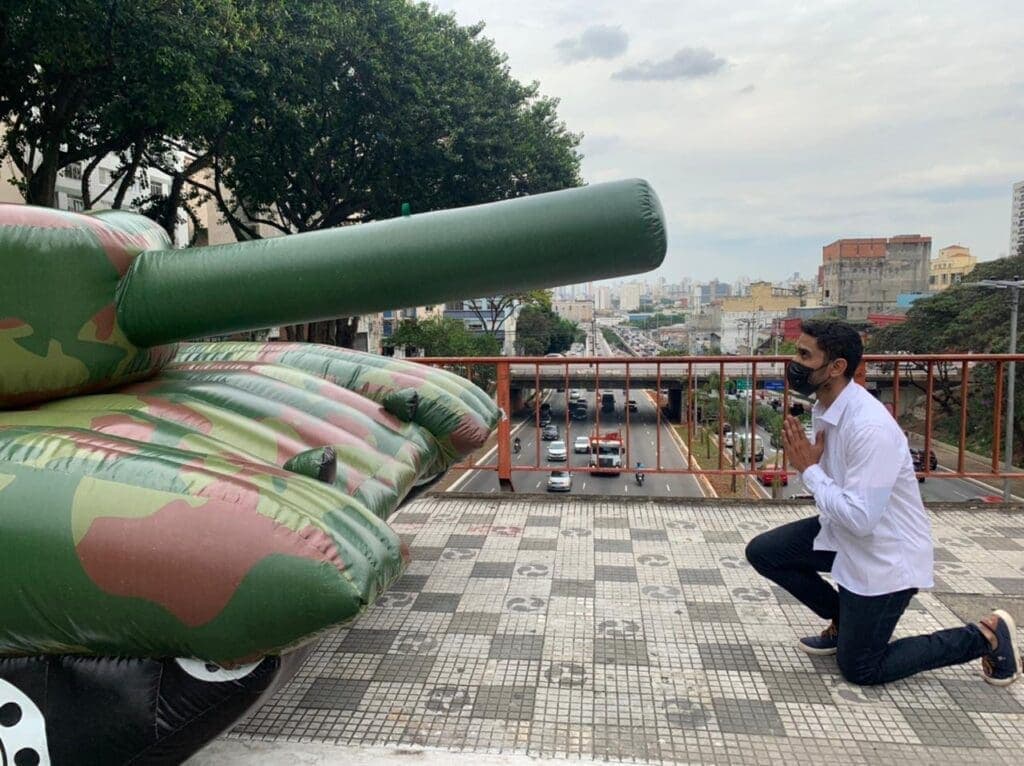 Em São Paulo, Grupo Democracia Sem Fronteiras reproduz cena histórica ocorrida em 1989, em Pequim