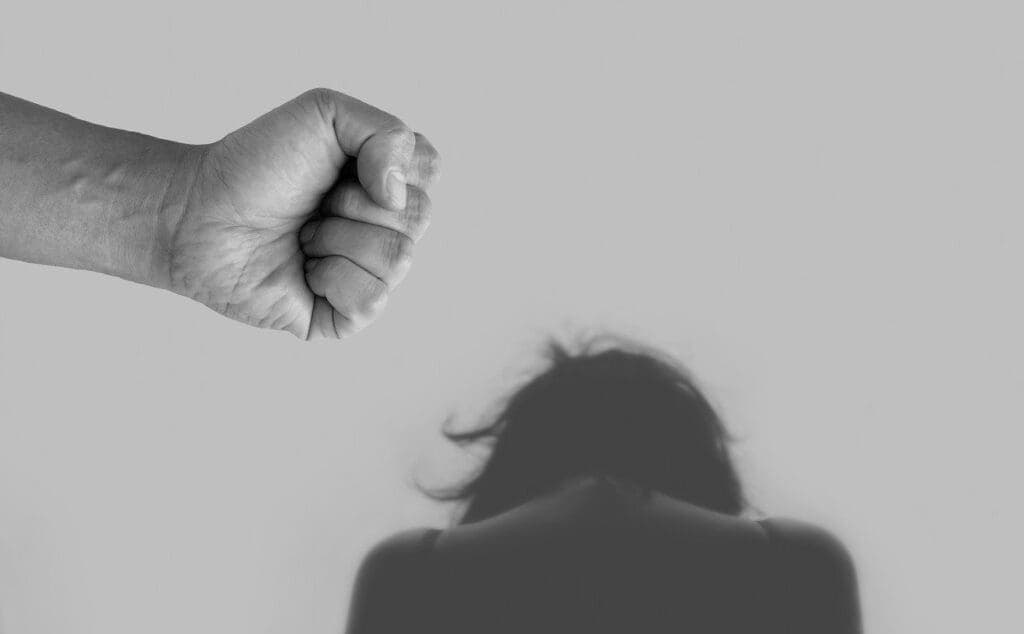Interpretação constitucional do Art. 12-C, incisos II e III, da Lei nº 11.340/06, visando salvaguardar a mulher vítima de violência doméstica/familiar e seus dependentes