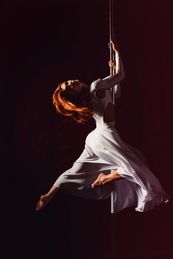 Benefícios e motivação na prática do pole dance: estética, aptidão física e saúde da mulher.