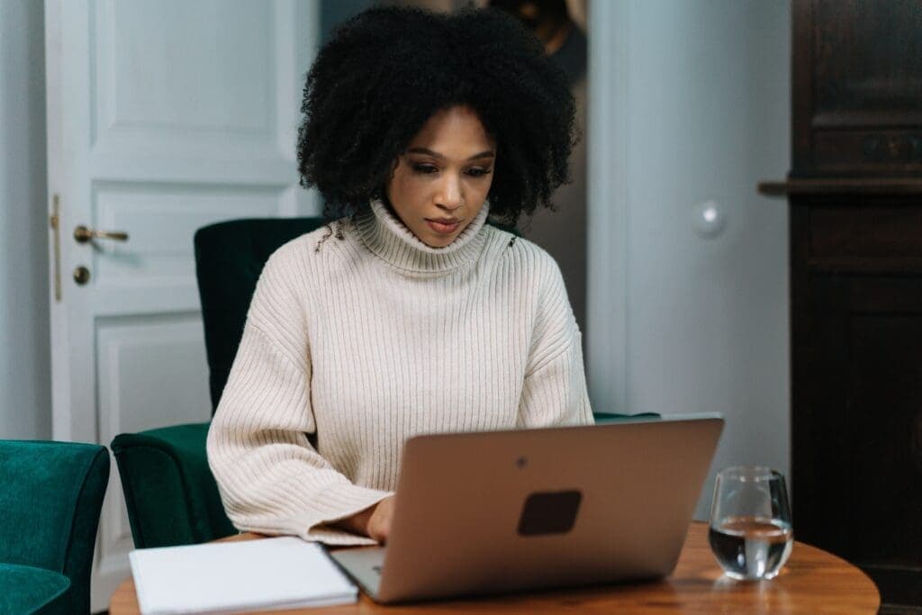 A importância da inserção das mulheres no mercado de trabalho e as lideranças femininas no segmento da educação