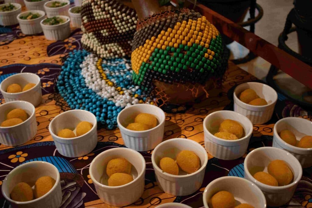 Coletiva Tempero de Oyá lança cartilha com receitas, memórias e reflexões sobre cultura alimentar afro-brasileira