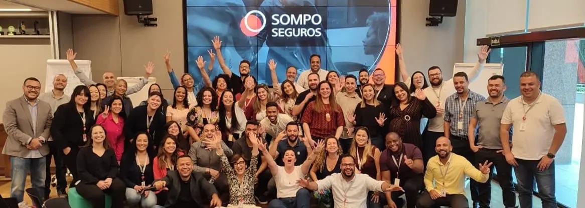 Parte da equipe de Tranporte da Sompo Seguros na comemoração pelos seis anos de liderança no segmento