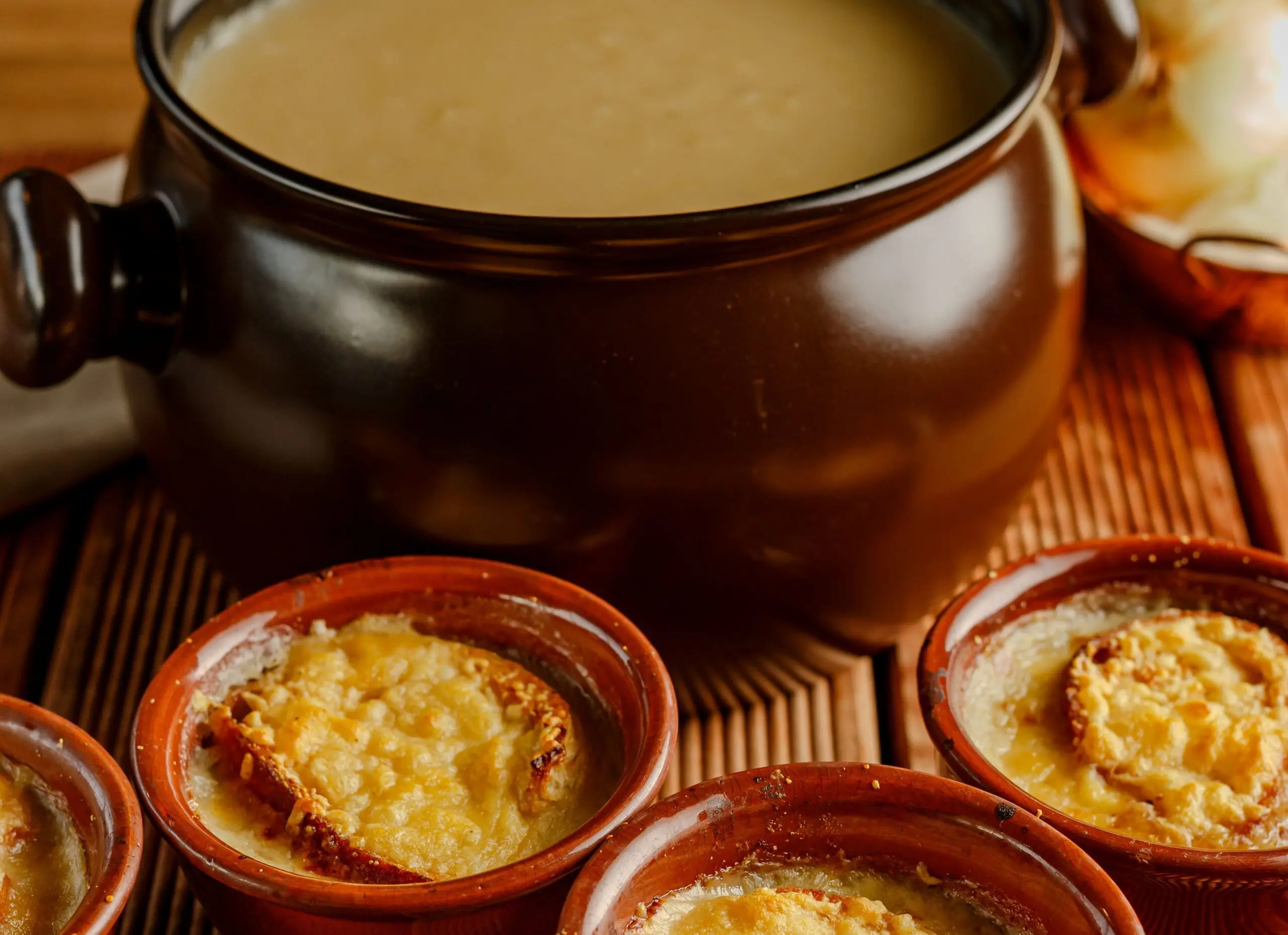 Sopa de Cebola gratinas e sem gratinar (Divulgacao 2025)