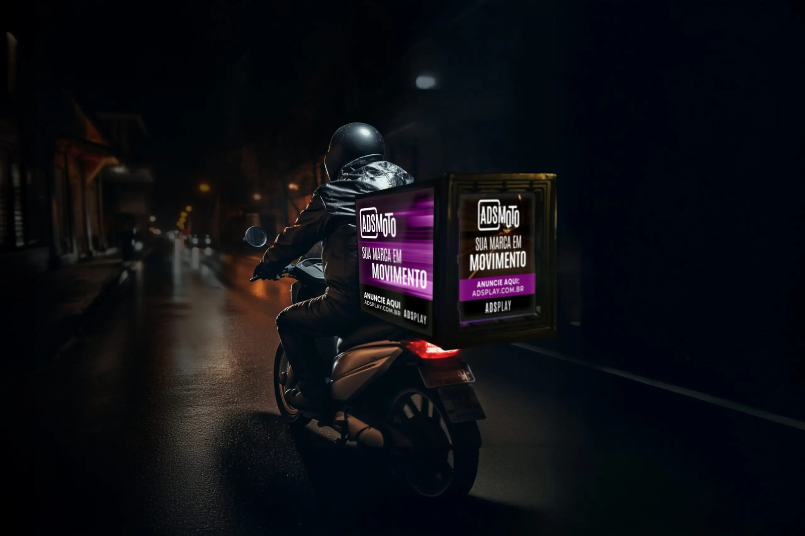 Motoqueiro leva baú com anúncio em tela de LED