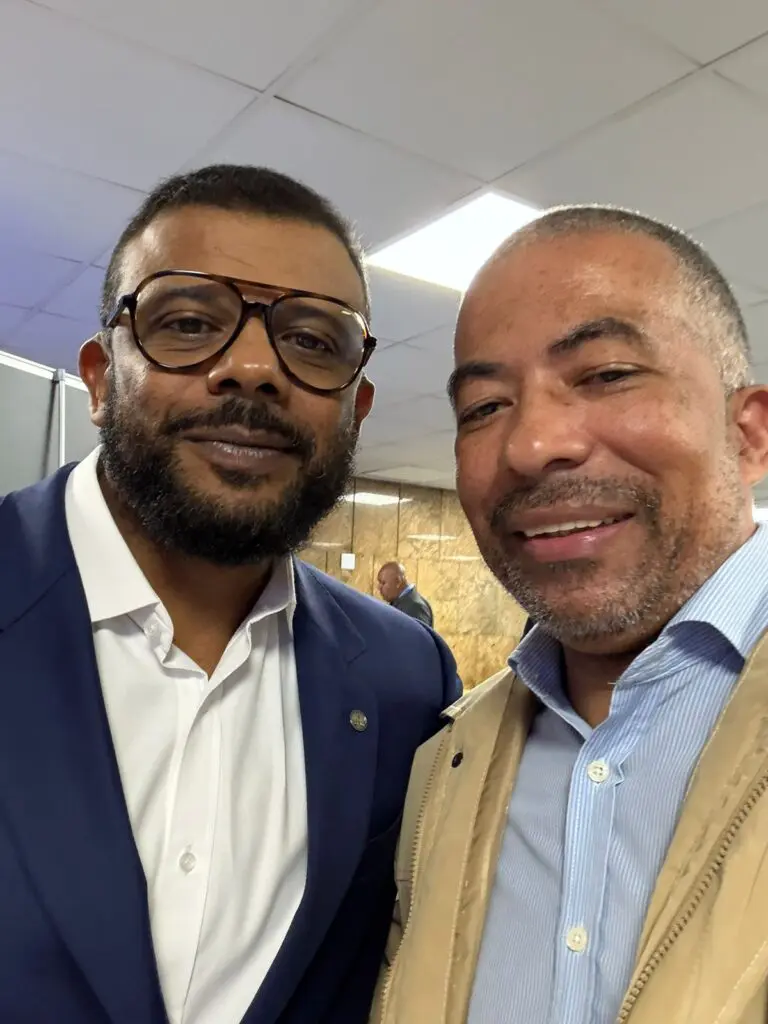 Kleber Neiva participa de evento na Alesp em defesa da categoria dos vigilantes O presidente do Sindicato dos Vigilantes do Estado de São Paulo, Kleber Neiva, esteve presente em um importante evento realizado na Assembleia Legislativa do Estado de São Paulo (Alesp), onde discutiu as principais demandas da categoria. Entre os temas abordados, destaque para o Projeto de Lei nº 1209, que trata da aposentadoria especial para vigilantes, garantindo condições mais justas após anos de trabalho em situações de risco. Também foi discutida a extensão do porte de arma fora do serviço aos profissionais de segurança privada, medida considerada essencial para a proteção dos próprios agentes de segurança, que atuam diante de ameaças constantes mesmo fora de seu expediente. O encontro contou com a presença do deputado federal Delegado da Cunha e do deputado estadual Delegado Olin, que têm se mostrado aliados importantes na luta por políticas públicas e reconhecimento da função social dos vigilantes. A participação de Kleber Neiva reforça o compromisso do sindicato em buscar melhorias nas condições de trabalho e avanços legislativos para valorizar quem trabalha na linha de frente da segurança privada.