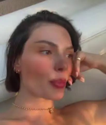 Isis Valverde dublando áudio "3 processos por dia"