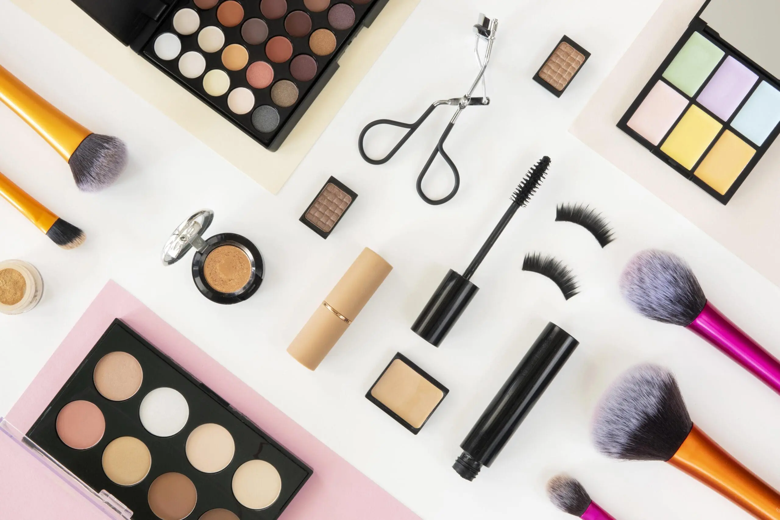 vista-superior-produtos-cosmeticos-de-beleza-na-mesa