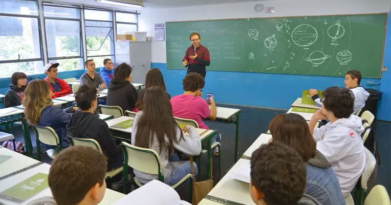 20230507_00_ensino_sala_de_aula_escola_professor_astronomia.jpg