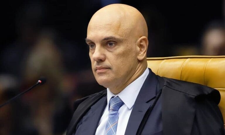 Moraes prorroga inquérito contra Bolsonaro por associar vacina à Aids.