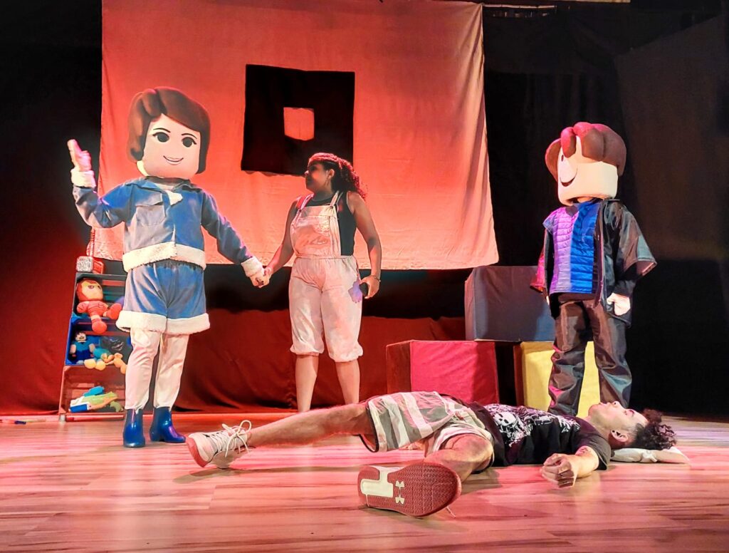Jogo de sucesso entre as crianças, Roblox anima o palco do Teatro Boa  Vista; confira detalhes - Folha PE