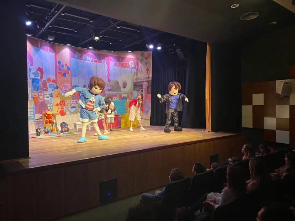 Jogo de sucesso entre os pequenos, Roblox anima o palco do Teatro Monte  Calvário