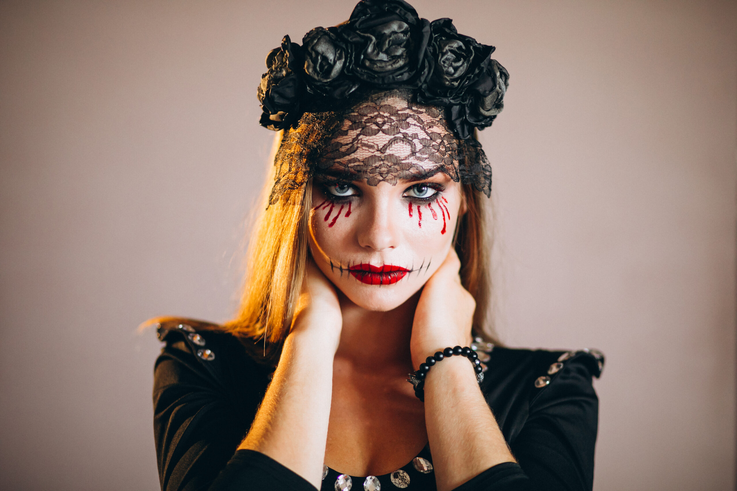 Cuidado no Halloween: entenda o perigo de fazer maquiagem nos olhos