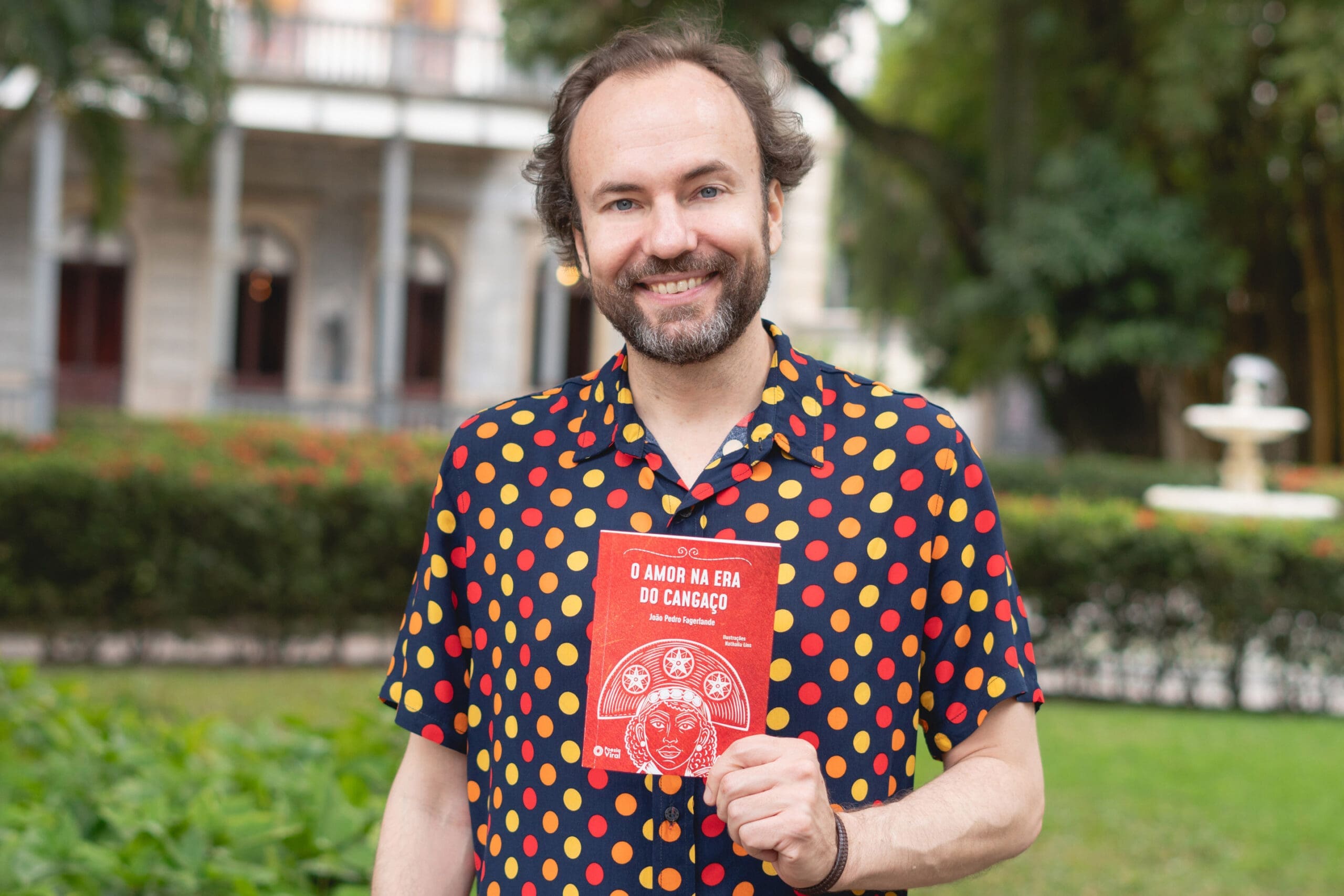 João Pedro Fagerlande com seu novo livro - Crédito fotográfico Gabriela Furlan