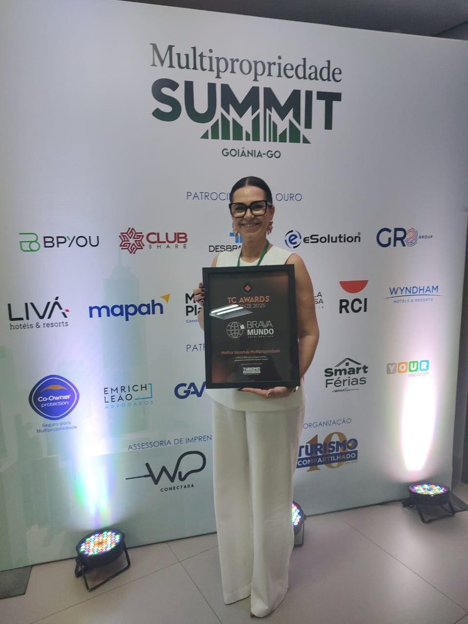 Flávia Boss, rebece o TC Awards, pela Mendes Empreendimentos