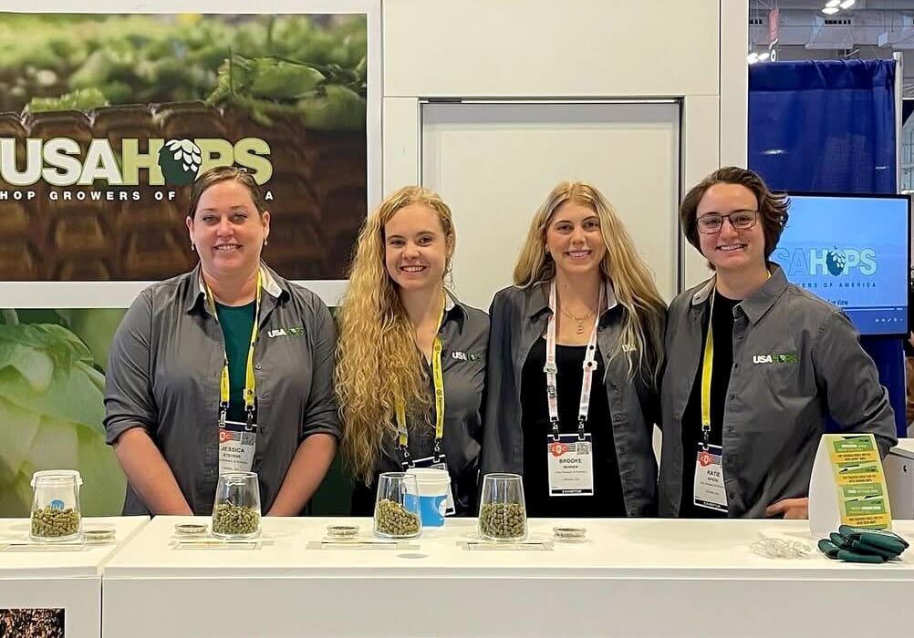 Jessica Stevens, diretora executiva da HGA; Maggie Elliott, diretora de comunicação e ciência; Brooke Benner, coordenadora internacional de logística e programas; e Katie Spiese, especialista de compliance e financeiro