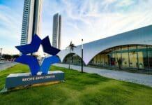 Recife Expo Center ilumina fachada de rosa e adere à campanha nacional de conscientização sobre o câncer de mama