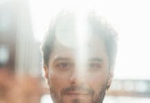 Hugo Bonèmer faz únicas apresentações de monólogo em formato de microteatro no Rio