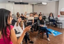 Formar cidadãos é um ato político: o papel da sala de aula na construção da democracia