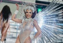 Nathalia Brito se caracteriza de cometa no ensaio técnico da União da Ilha na Marquês de Sapucaí