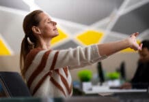 Bem-estar no trabalho se torna fator decisivo para retenção em empresas menores Crédito: Freepik